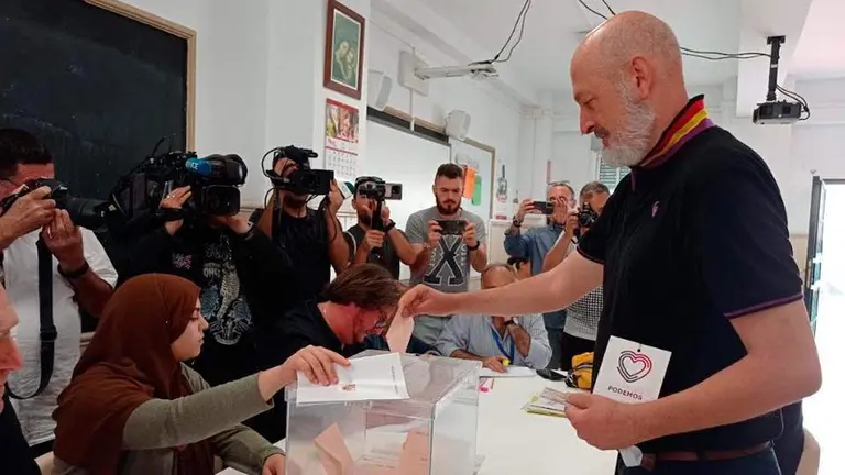 Ram&oacute;n Rodr&iacute;guez vota en el colegio San Agust&iacute;n (LAURA P. CA&Ntilde;ERO)