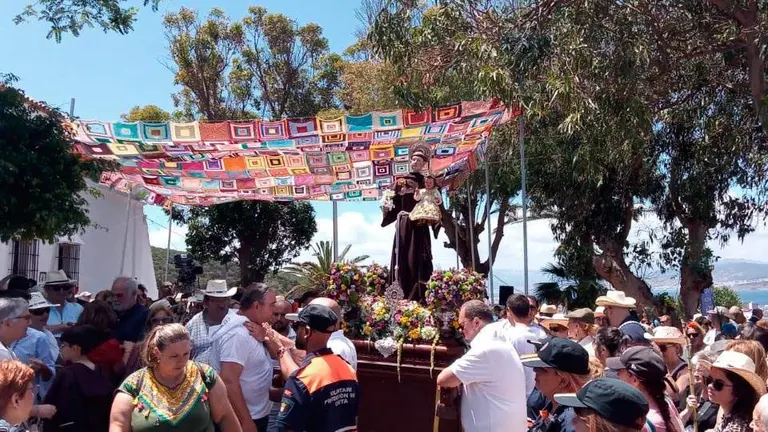 Salida de la imagen de San Antonio en procesi&oacute;n (C.A.)