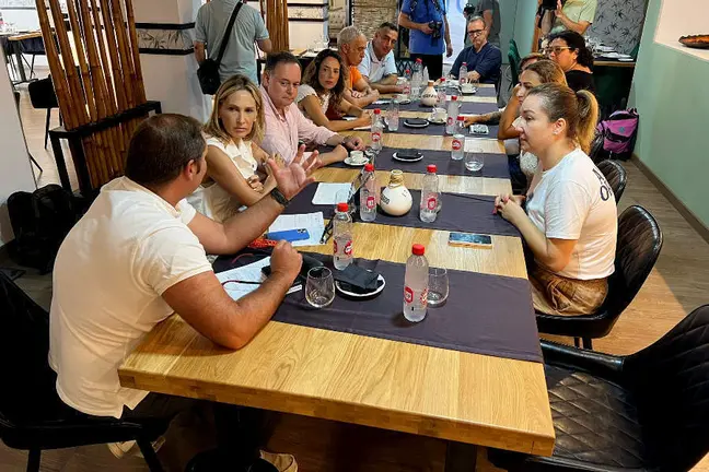  Los candidatos del PP se re&uacute;nen con representantes del deporte femenino para conocer sus reivindicaciones / Daniel Hern&aacute;ndez 
