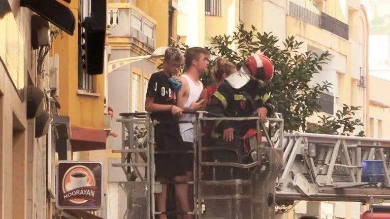 Vecinos del edificio son rescatados por los bomberos (C.A.)