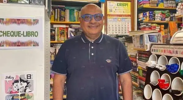 Dayal Badammal propietario de la librer&iacute;a Krispi
