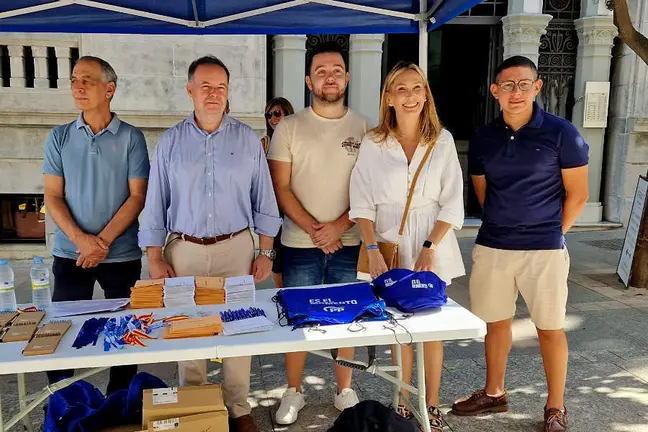  Los candidatos del PP han visitado el Mercado y han instalado un stand en el Revell&iacute;n / Laura Ortiz 