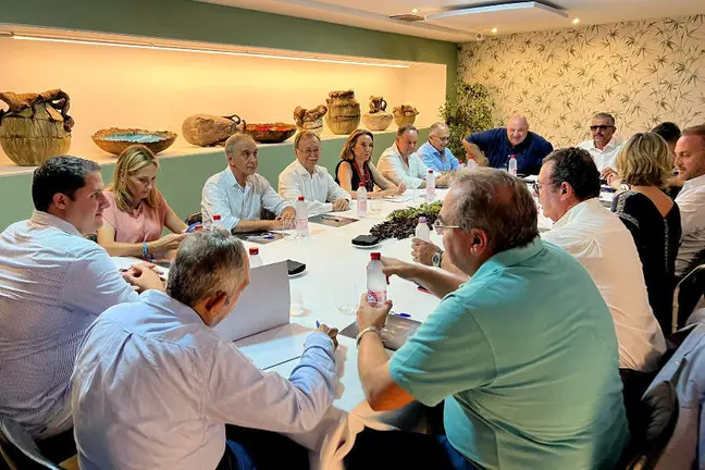  Los candidatos del PP y la n&uacute;mero dos del partido a nivel nacional se reun&iacute;an este martes con representantes del sector empresarial de la ciudad / Daniel Hern&aacute;ndez 
