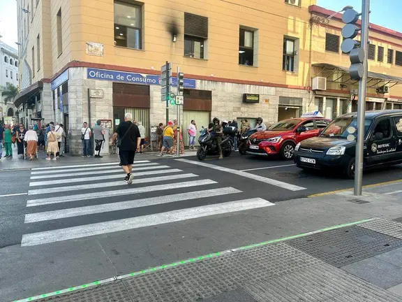 Sem&aacute;foro en el suelo cruce de peatones