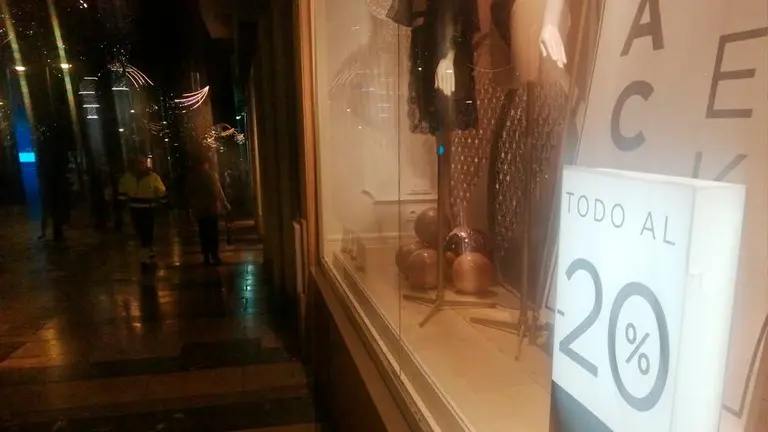 Reclamo de descuentos en un comercio del Paseo del Revell&iacute;n (C.A.)
