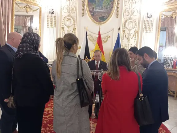 Vivas, rodeado de algunos de sus consejeros al t&eacute;rmino de su intervenci&oacute;n (C.A.)