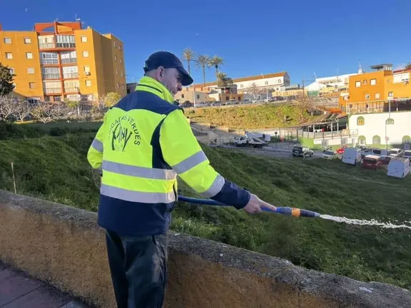 Un trabajador de Brigadas Verdes en su tajo./ Archivo
