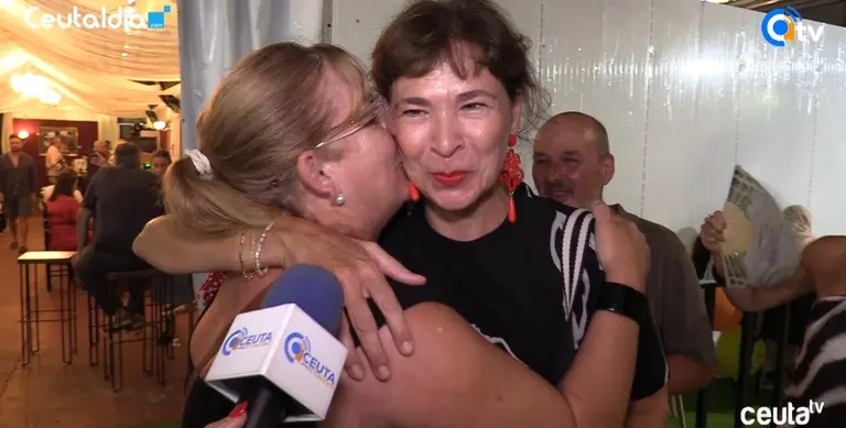 Paqui se reencuentra con sus amigas en la feria