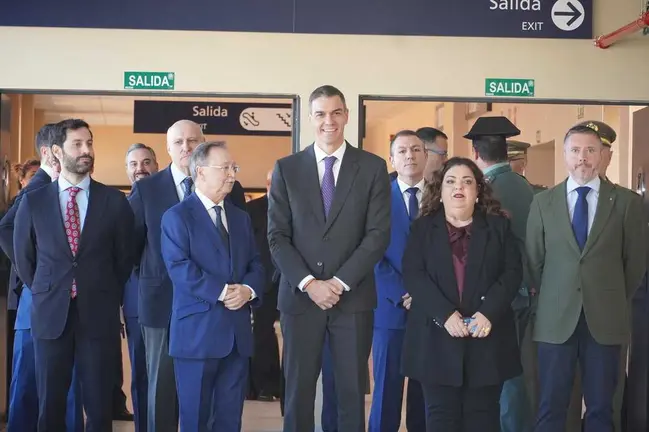 El presidente del Gobierno de Espa&ntilde;a, durante su visita a la nueva estaci&oacute;n mar&iacute;tima de Ceuta / M. Zapico