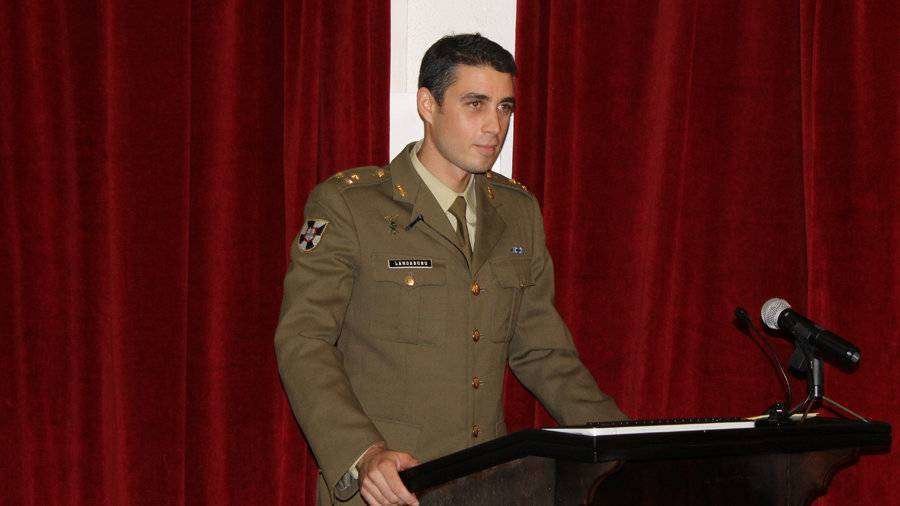 manuel landáburu capitán charla en el centro cultural de los ejércitos