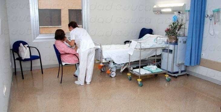 Una paciente es atendida por una enfermera en el Hospital Universitario (C.A./ARCHIVO)