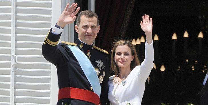 Spanish King Felipe VI and Queen Letizia salute on the balcony of the Royal Palace as part of the celebration of the investiture of Spain Crown Prince Felipe of Borbon and Greece as King in Madrid , Spain , on Thursday 19th June 2014 , Madrid