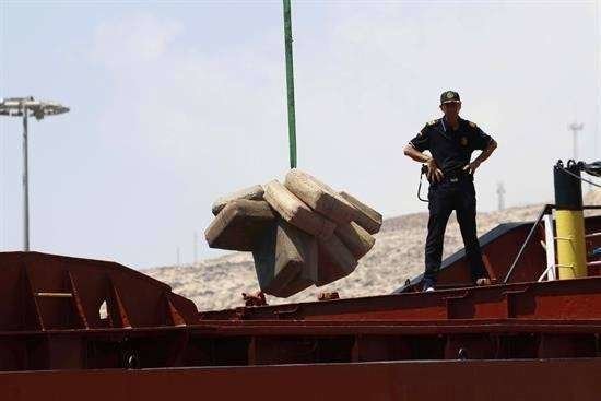 Trece detenidos e incautadas 18 toneladas de hachís en un barco en Almería