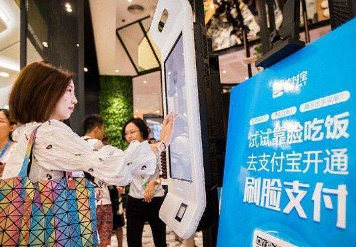 Prueba de la tecnología Smile to Pay en restaurante de China. Twitter