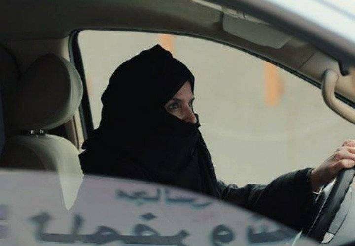 Una mujer conduciendo en Arabia Saudí como parte de una protesta. / The Oslo Times