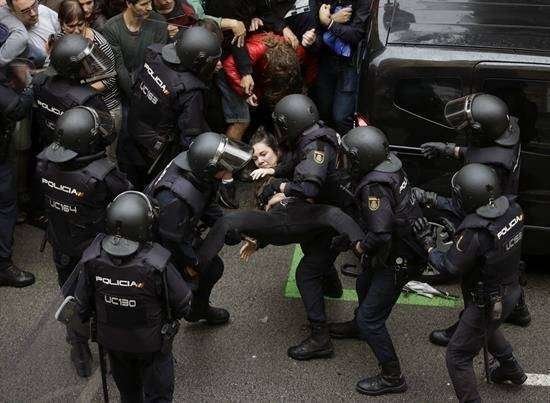 La Policía requisa las urnas en el colegio Ramón Llull de Barcelona tras superar el cordón ciudadano