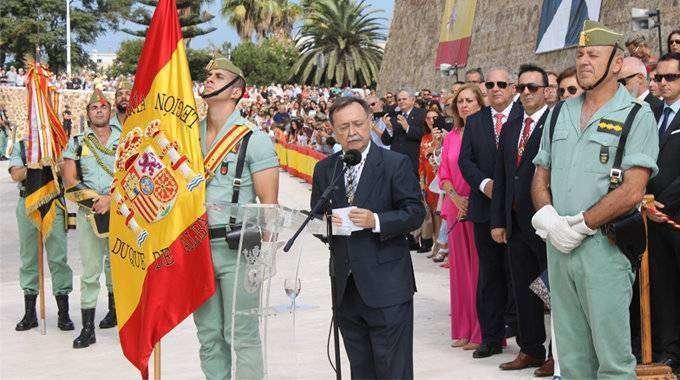 Vivas coronel Féliz Abad entrega bandera a la Legión