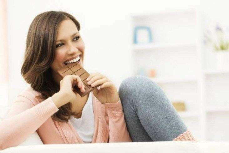 Mujer comiendo chocolate. Vix