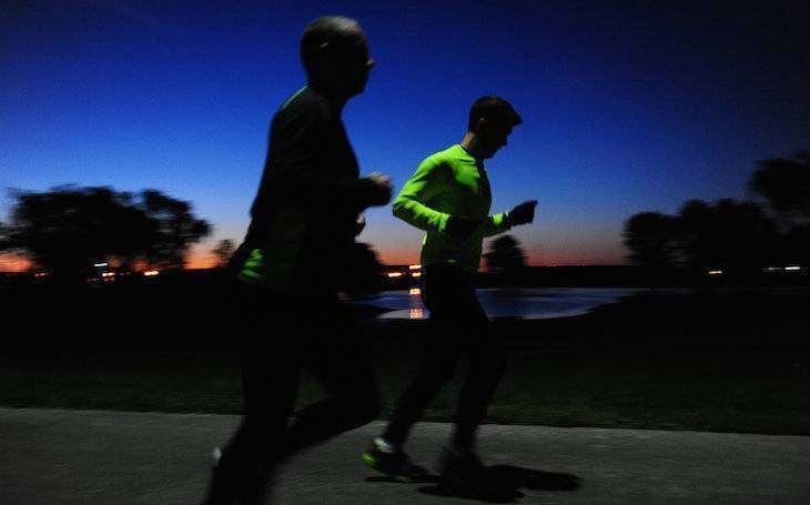 Hombres corriendo de noche.
