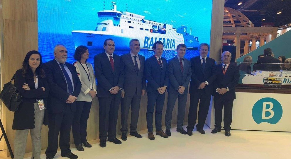 Miembros de Baleària junto al consejero de Turismo, Emilio Carreira, y el presidente de la Autoridad Portuaria, Pepe Torrado (C.A.)