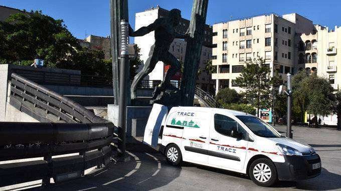 Un vehículo de la empresa de limpieza Trace bajo la estatua de Hércules (C.A.)