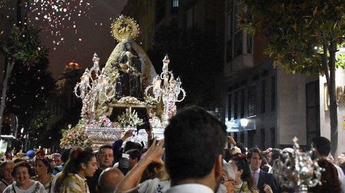 Imagen de la Virgen de África en procesión (C.A./ARCHIVO)