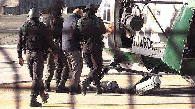 Uno de los procesados es conducido a un helicóptero de la Guardia Civil el día de su detención (C.A.)