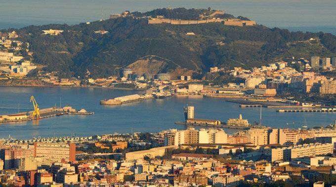 Vista aérea del Puerto de Ceuta y de la ciudad (C.A.)