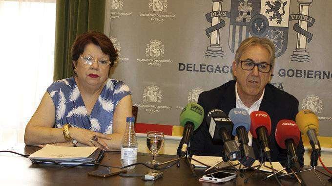 La delegada del Gobierno, Salvadora Mateos, ha acompañado hoy a Martínez en su comparecencia ante los medios (J. MÁRQUEZ)