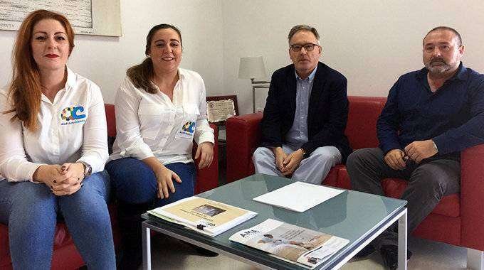 Lopera, en el centro, con representantes de TEA Ceuta (CEDIDA)