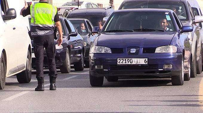 Un agente de la Policía Local regula el tráfico en el área de embolsamiento (D.S.)