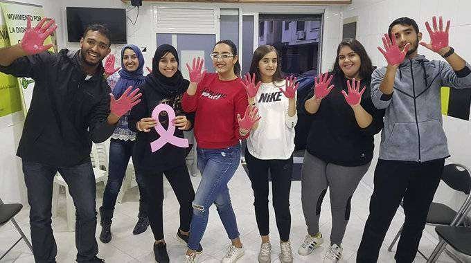 Jóvenes de JxD exhiben símbolos alusivos a la lucha por la igualdad de la mujer (CEDIDA)