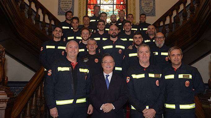 Los nuevos bomberos posan junto al presidente de la Ciudad (CEDIDA)