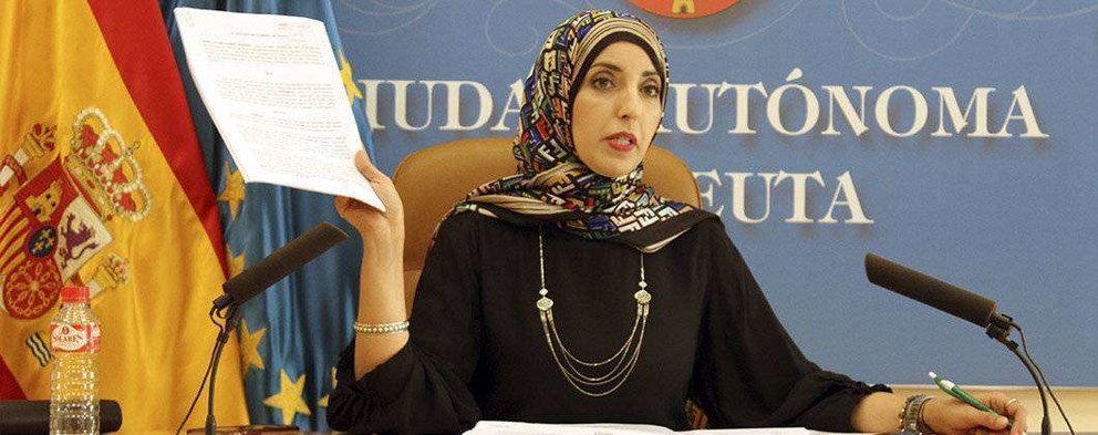 Fátima Hamed muestra a los periodistas la denuncia formalizada ante el Juzgado número 5 (C.A.)