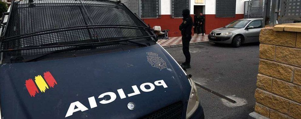 Un policía con pasamontañas custodia las dependencias policiales donde ha sido conducido el detenido (CEDIDA)