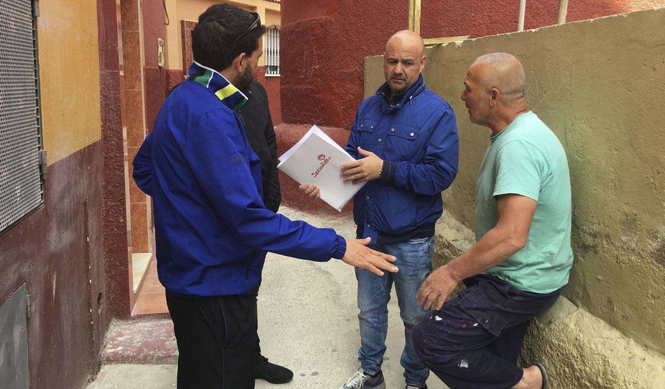 El secrtario de barriadas del PSOE, Juan Gutiérrez, en el centro durante una visita a Patio Castillo (PSOE/AE
