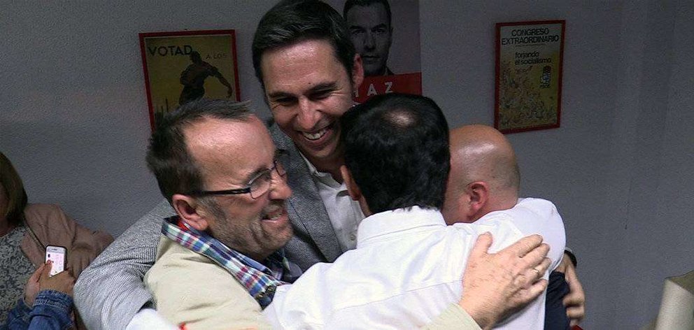José Simón, en el centro, se abraza al secretario general del partido, Manuel Hernández y a otros dirigentes de la formación (C.A.)