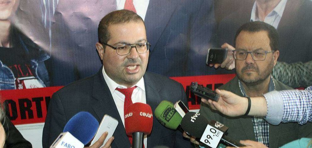 El número 1 de la coalición, Tarek Mizzian, (izqda.), atiende a los medios en compañía de Mohamed Haddú, segundo en la lista (C.A./ARCHIVO)
