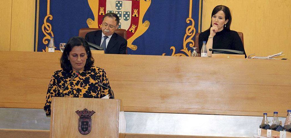 Chandiramani interviene en una sesión plenaria de la Asamblea de Ceuta durante su etapa como consejera de Economía y Hacienda (C.A./ARCHIVO)