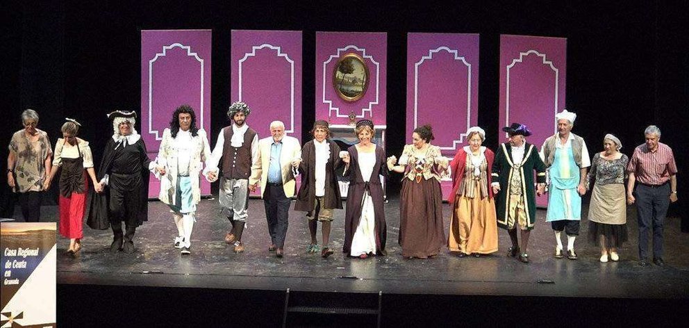 El elenco del grupo de teatro, al término de la representación en el Isabel la Católica (CEDIDA)