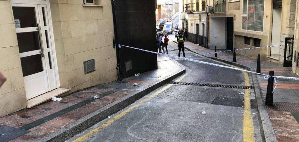 La calle Marqués de Santa Cruz, acordonada tras al accidente (C.A.)