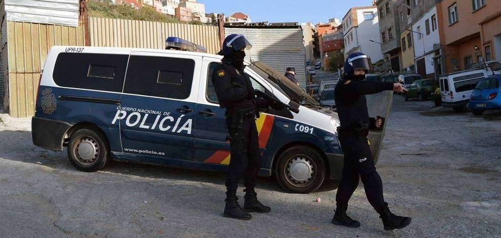 Agentes de la Policía en el transcurso de una operación antiterrorista en El Príncipe (C.A./ARCHIVO)