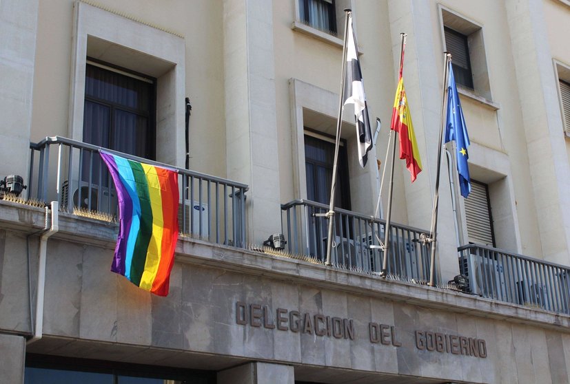 Bandera arcoíris, en la fachada de la Delegación del Gobierno (C.A.)