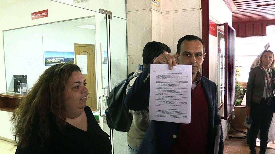 El socialista Hernández exhibe el documento de la denuncia el pasado 1 de abril ante el Palacio de Justicia (C.A./ARCHIVO)