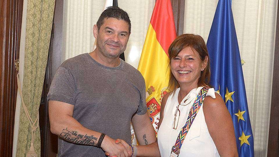 La consejera Mabel Deu y el presidente del club, Juan José Romero (CEDIDA)