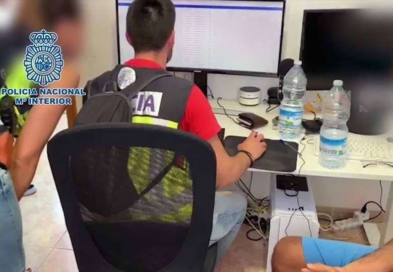 Agentes de la Policía Nacional revisa el material informático incautado (MINISTERIO DEL INTERIOR)