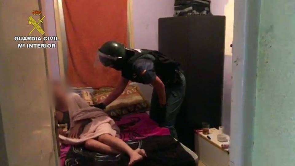 Un agente tranquiliza a la mujer víctima del secuestro (GUARDIA CIVIL)