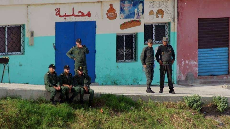 Agentes marroquíes observan la actuación de la Guardia Civil al otro lado de la frontera (C.A.)