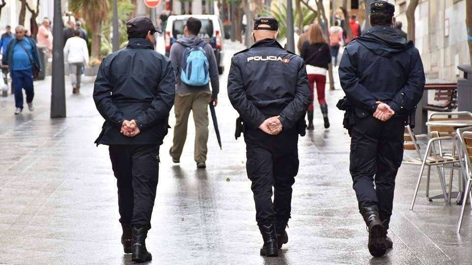 Agentes de la Policía Nacional patrullan por el centro de la ciudad (C.A.)