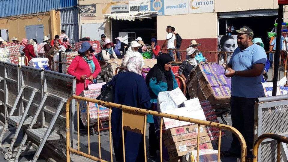 Mujeres porteadoras, en el polígono de El Tarajal (C.A./ARCHIVO)